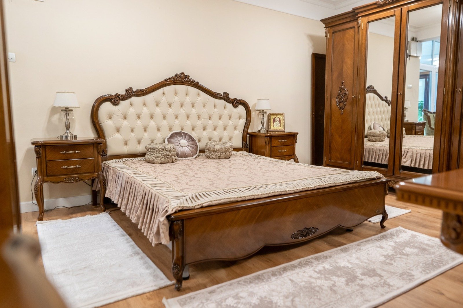 Dormitor INA lemn masiv sculptat cu intarsie Cires Nuc