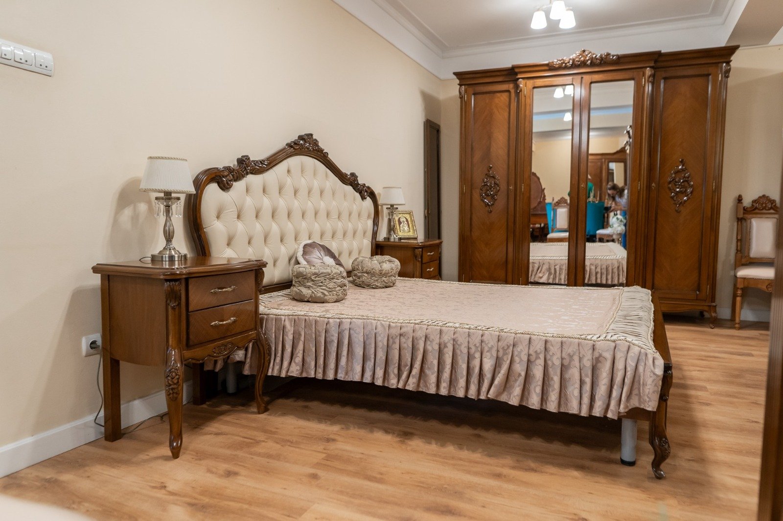 Dormitor INA lemn masiv sculptat cu intarsie Cires Nuc