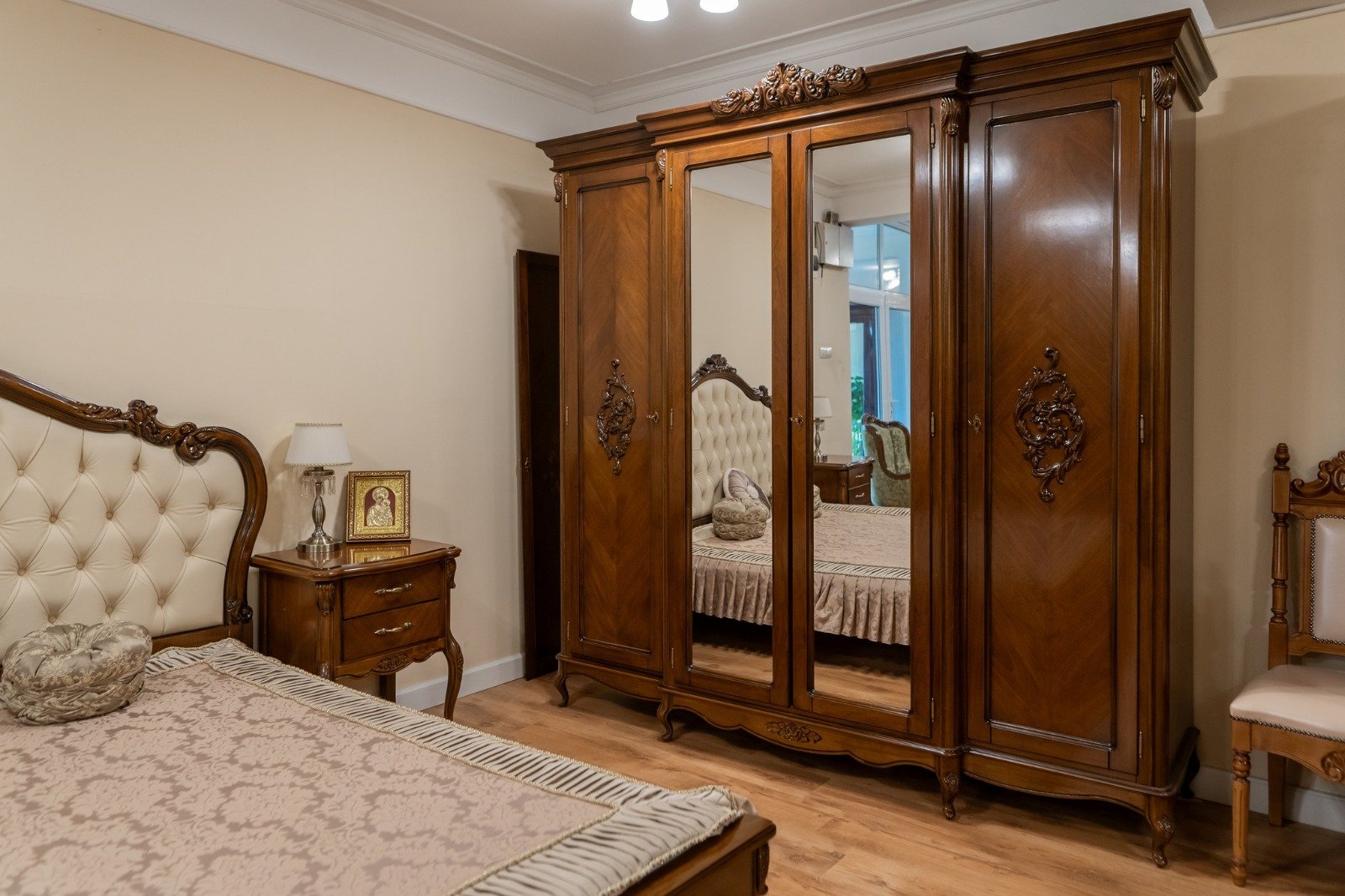 Dormitor INA lemn masiv sculptat cu intarsie Cires Nuc