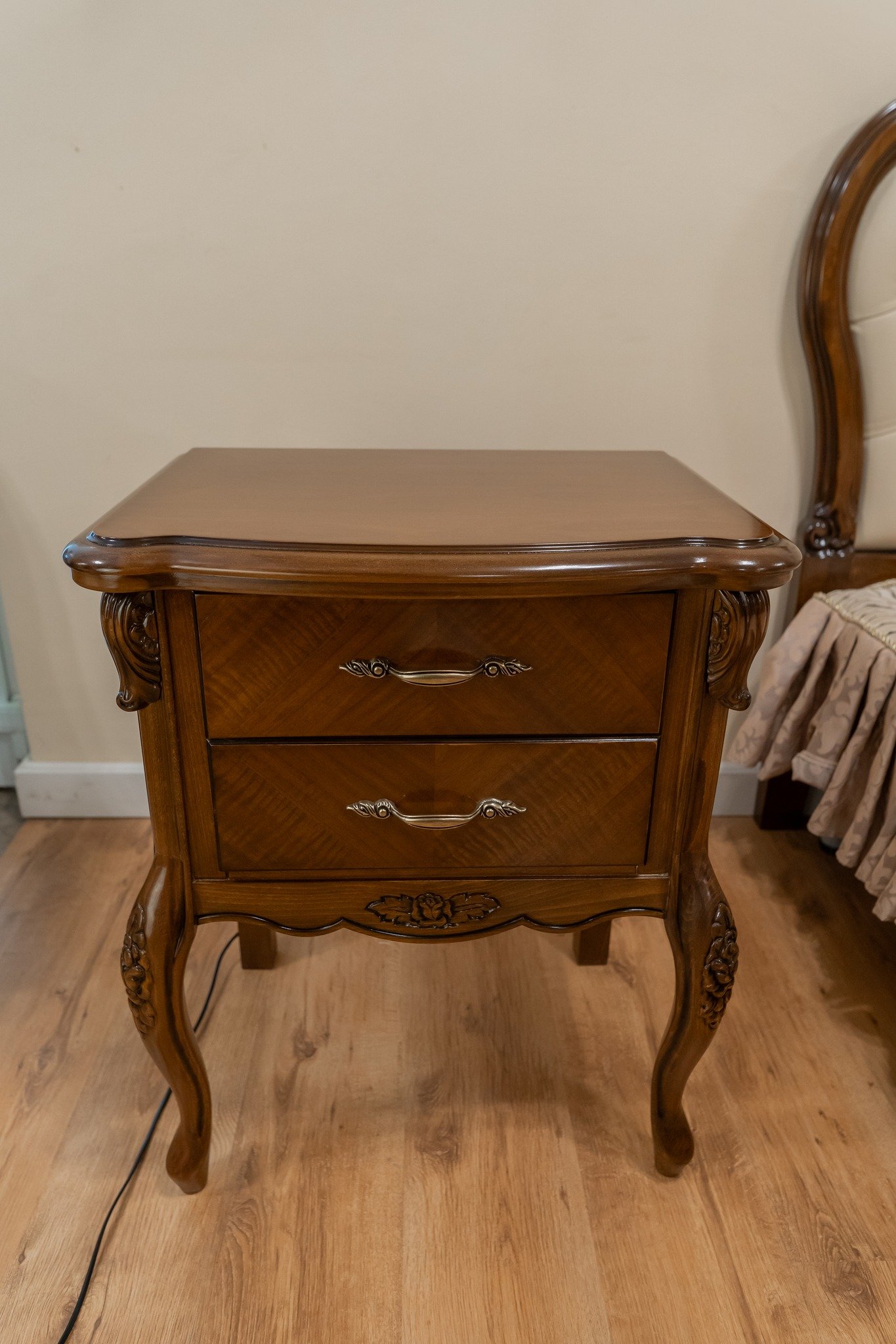 Dormitor INA lemn masiv sculptat cu intarsie Cires Nuc