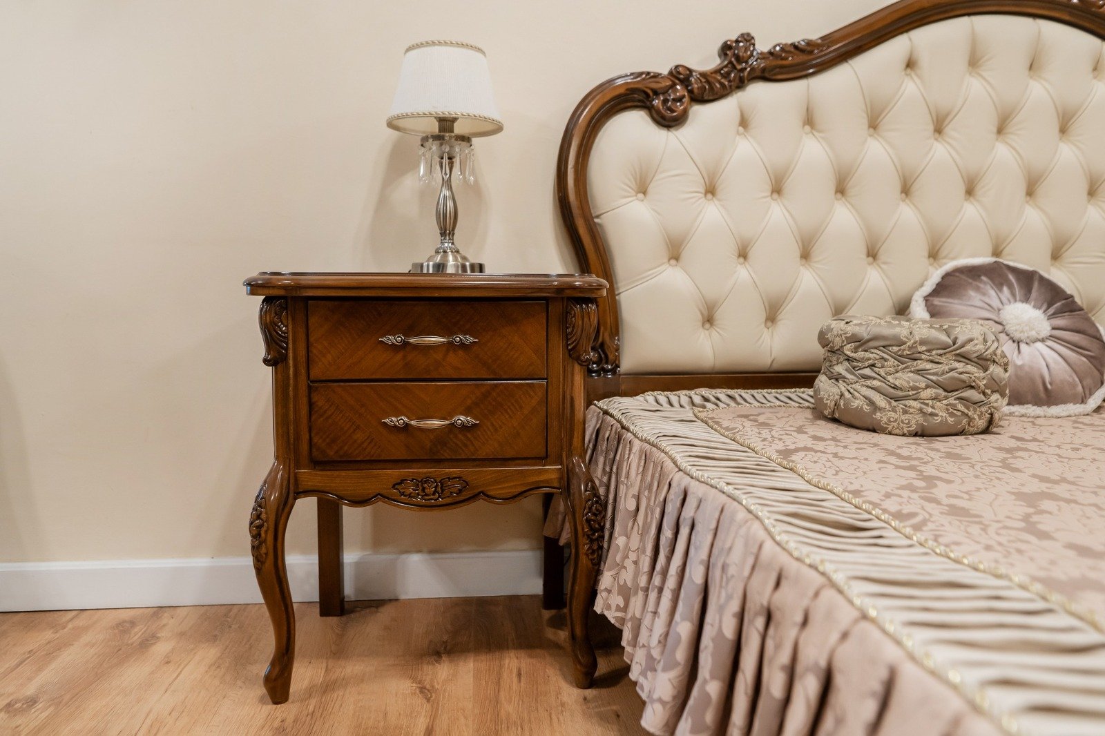 Dormitor INA lemn masiv sculptat cu intarsie Cires Nuc