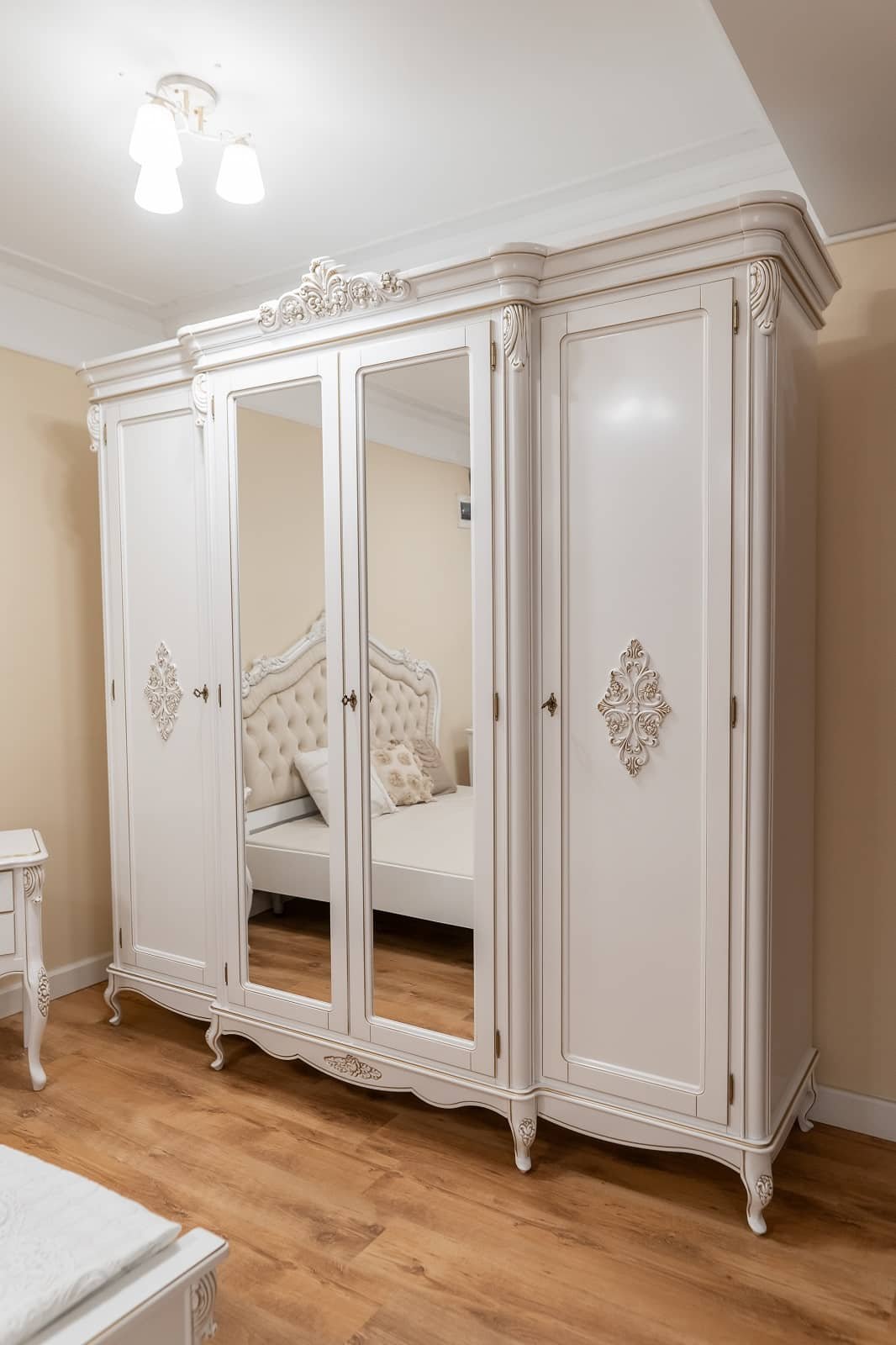 Dormitor ISA lemn masiv sculptat cu intarsie ALB / Crem