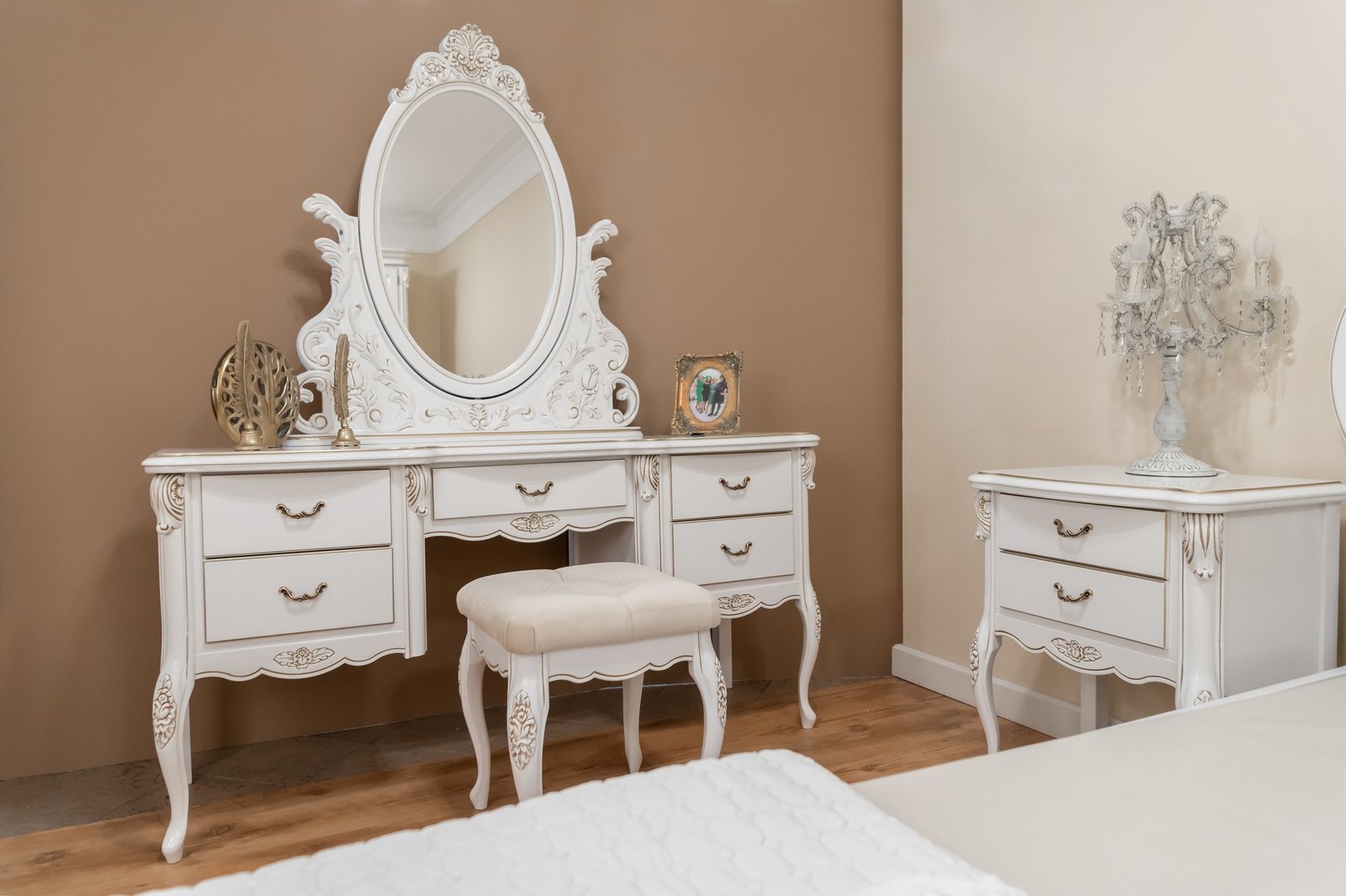 Dormitor ISA lemn masiv sculptat cu intarsie ALB / Crem