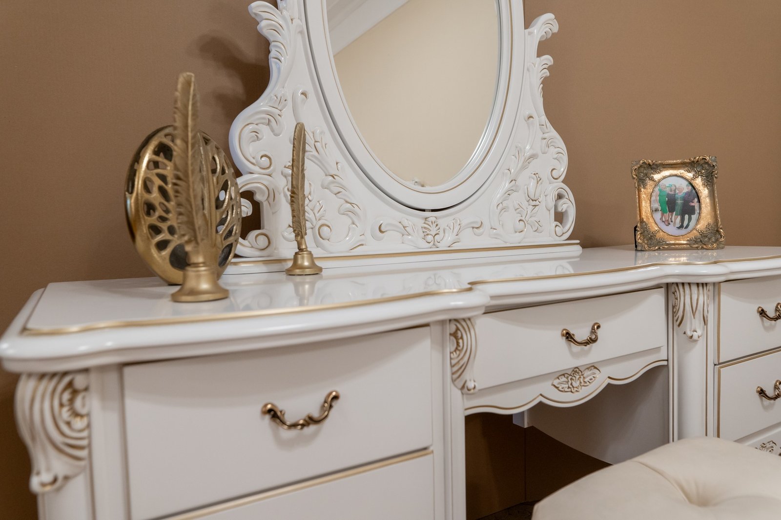 Dormitor ISA lemn masiv sculptat cu intarsie ALB / Crem