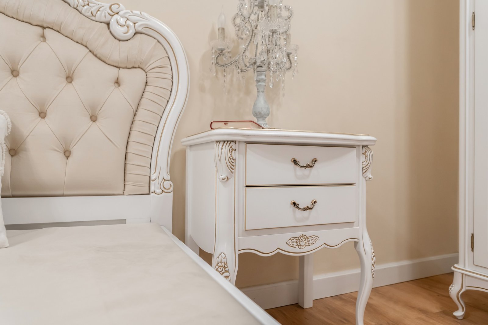 Dormitor ISA lemn masiv sculptat cu intarsie ALB / CremDormitor ISA lemn masiv sculptat cu intarsie ALB / Crem